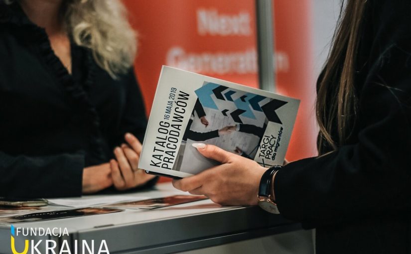 Дві жінки розмовляють між собою, одна з них тримає в руках каталог роботодавців.