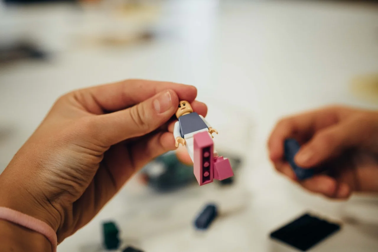 Uczniowie budują modele z klocków LEGO podczas warsztatów LEGO Serious Play
